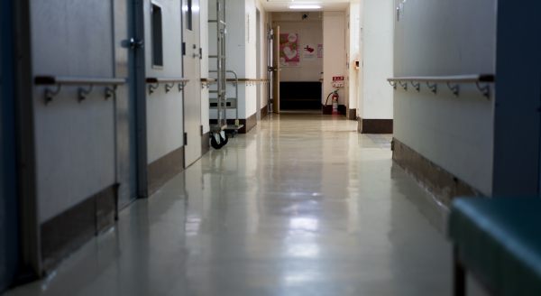 父親との口論で逮捕され閉鎖病棟へ、40代「引きこもり男性」の悲嘆