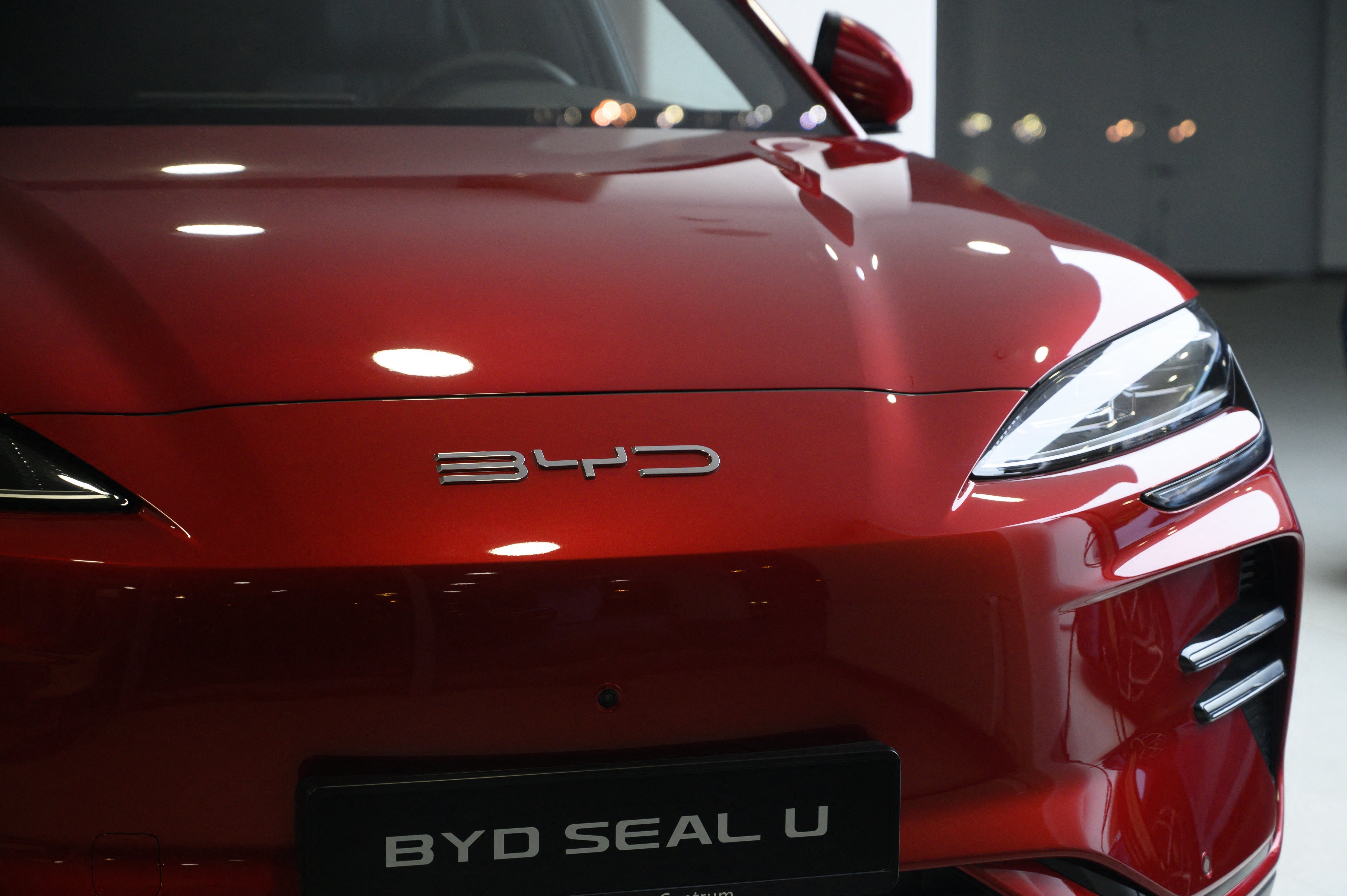 日本の自動車産業に破壊的な影響を与える可能性があるBYDが販売するPHEV「シールU」