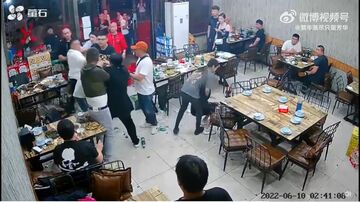 中国の暴行事件動画、女性虐待への関心が再浮上