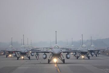 台湾の戦闘機が墜落、パイロット行方不明　空軍で事故相次ぐ