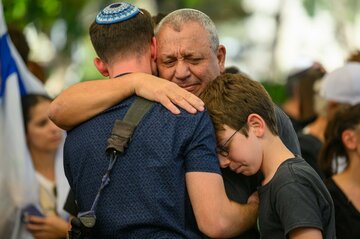 ネタニヤフ首相に強力ライバル、息子の戦死に涙した元参謀総長