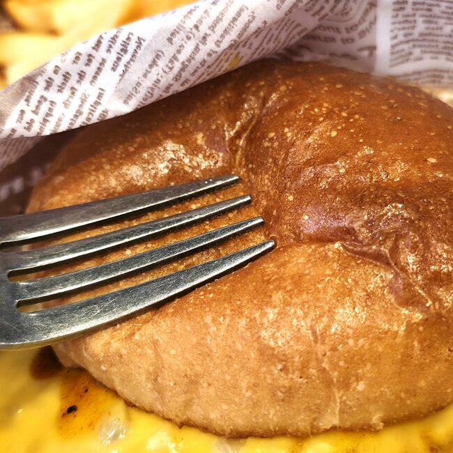 「ひと口で感動した」復活の要望が止まらなかったガストの“絶品ハンバーガー”肉々しくて食べ応えバツグンなんです!「大好きすぎる」「めちゃくちゃおいしかった…!」