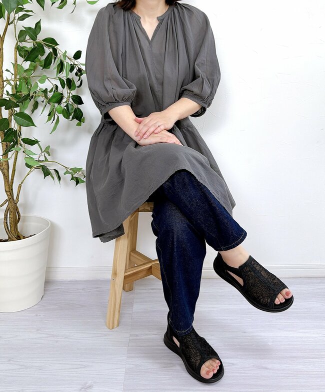 二の腕から太ももまで隠せる…！無印良品の“涼しげミニワンピ”すぽんと着るだけでオシャレ！「欲しかった服だ！」「当分ヘビロテできそう」