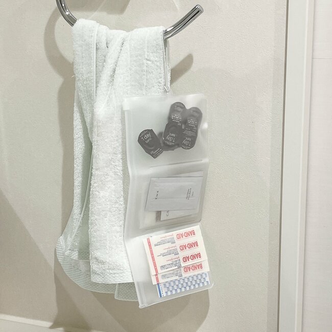 カードや診察券が30枚入った!セリアの“くるっとまとまるポーチ”バッグの必需品になりました!「試供品を入れるのにめっちゃ良かった」「洗顔から100円玉まですっきり入っていい感じ」