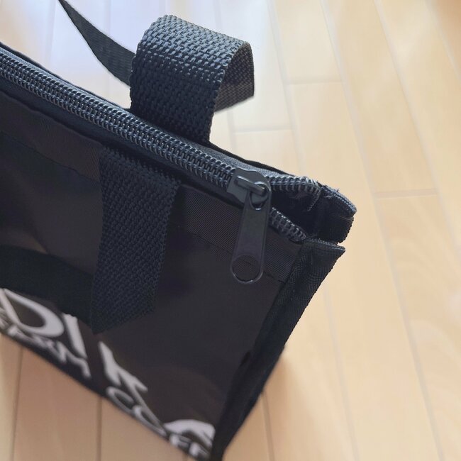 牛乳がタテにすっぽり入る…!カルディの「ペタンコになる保冷バッグ」オシャレなのに軽くて使いやすい!