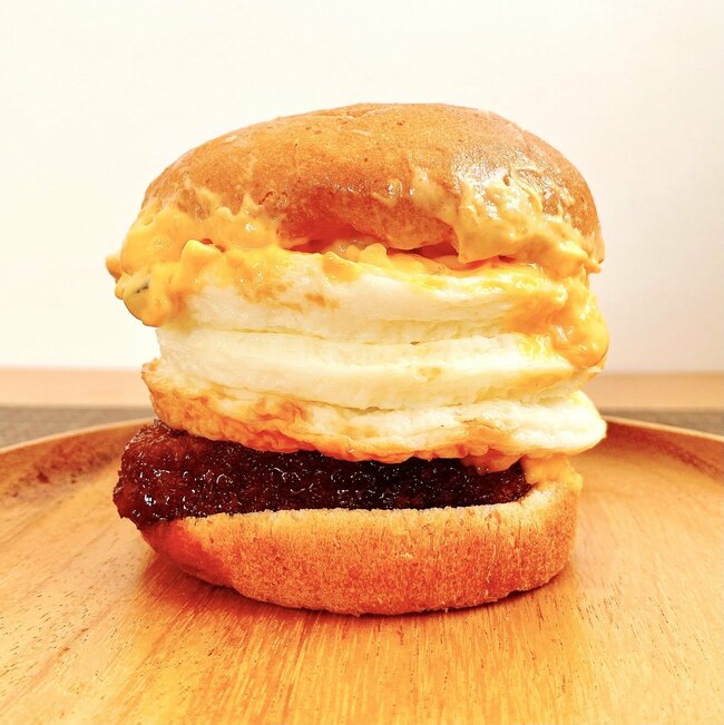 「ボリュームえぐい」「デカすぎる」ケンタッキーの“やけくそバーガー”卵たっぷりで幸福感がすごい！「思った以上にでかくて食べるの大変だった」《実食レビュー》