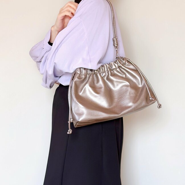 「全カラーリピ買いしました」ハニーズの“めちゃ軽バッグ”長財布やペットボトルがすっぽり入って使いやすい！「柔らかい素材で大容量」「開け閉めもラクです」