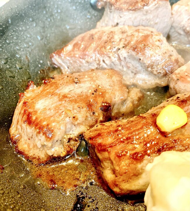 「満腹で帰るのしんどい」吉野家の“豪快すぎる定食”ご飯おかわり無料がありがたい！「吉野家さんやりすぎだよ」「ご飯大盛り2杯も食った」《実食レビュー》