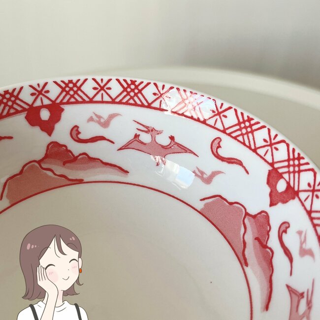 「懐かしさがたまらん」セリアで見つけた“恐竜の食器”が衝撃的なデザインだった…!「全部集めたい」「良すぎたので衝動買い」