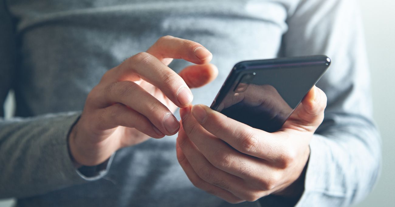 毎日スマホを見る代わりに最低賃金でバイトすれば、1億5000万円かせげる