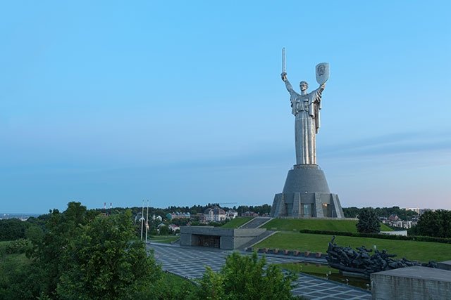 独ソ戦の戦死者を悼む巨像「祖国記念碑」