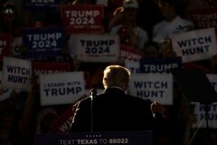 トランプ氏離れの動き、一部支持者に　起訴受け
