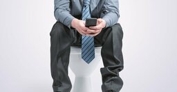 【スマホ習慣】三流は「トイレでも開く」、二流は「寝室に持ちこまない」、では一流は？