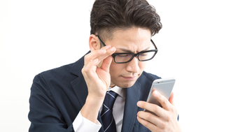 30代でも「スマホ老眼」に!急増する目の病気の正体