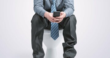 【スマホ習慣】三流は「トイレでも開く」、二流は「寝室に持ちこまない」、では一流は？