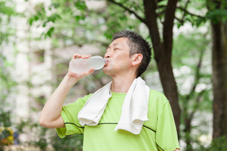 熱中症を防ぐための効率的な水分の摂り方とは？