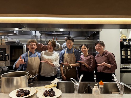 藤澤賢二シェフとスタッフのみなさま。広々としたオープンキッチンが素敵です