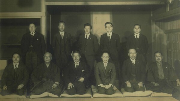 鳩山一郎（前列右から4人目）と中堅若手の政治家ら。辻嘉六（前列右端）は政治家の育成を生きがいにしていた