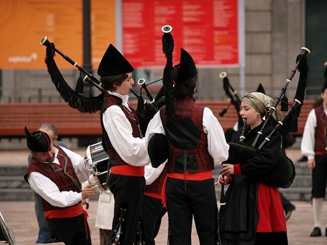 オビエドの街なかで演奏するバグパイプの楽団