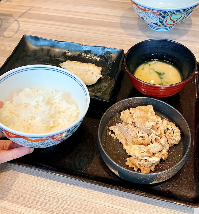 「ガチでうまい」「白米が足りなくなる」吉野家の“よくばり定食メニュー”ご飯おかわり無料が嬉しい！「ファーストフードのメニューとは思えない」《実食レビュー》