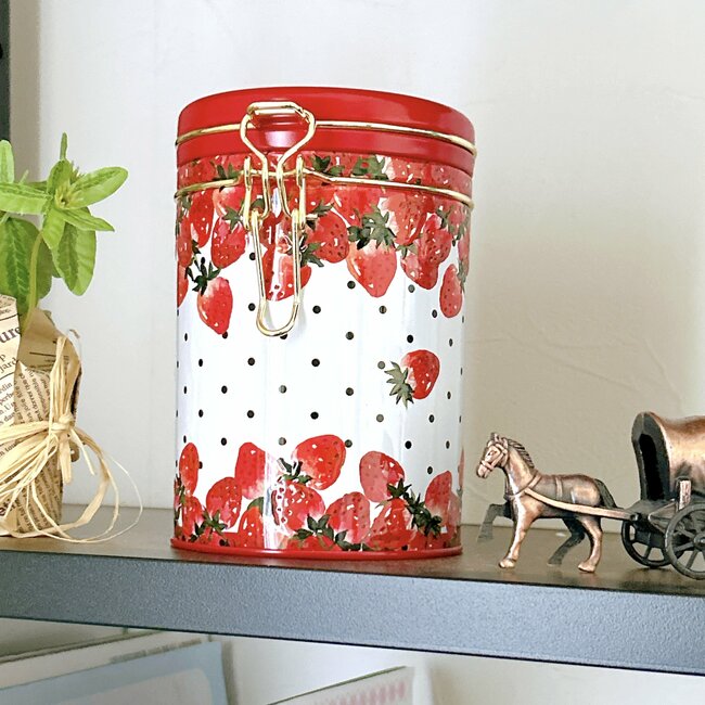 もう、一生飾っておきたいよ…！アフタヌーンティーの「保存容器にもなるクッキー缶」いちご柄がレトロかわいすぎる！