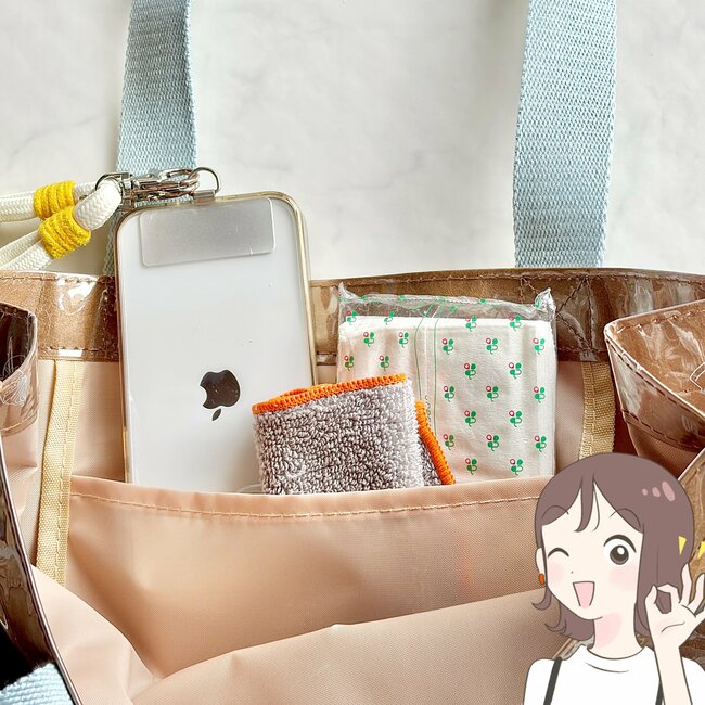 1泊分の荷物が入った…！コメダ珈琲の「めちゃ軽トートバッグ」さりげないメニュー柄がかわいいし、マチ広で収納力バツグン！