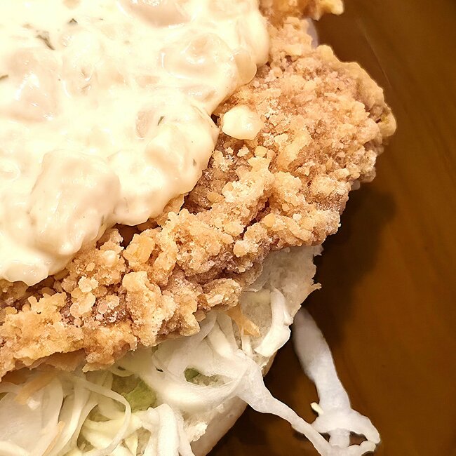 「うまい！そしてデカい」「期待を裏切らないおいしさ」コメダ珈琲の“期間限定メニュー”ボリューム満点でお腹パンパン！「ジューシーでうまうま」