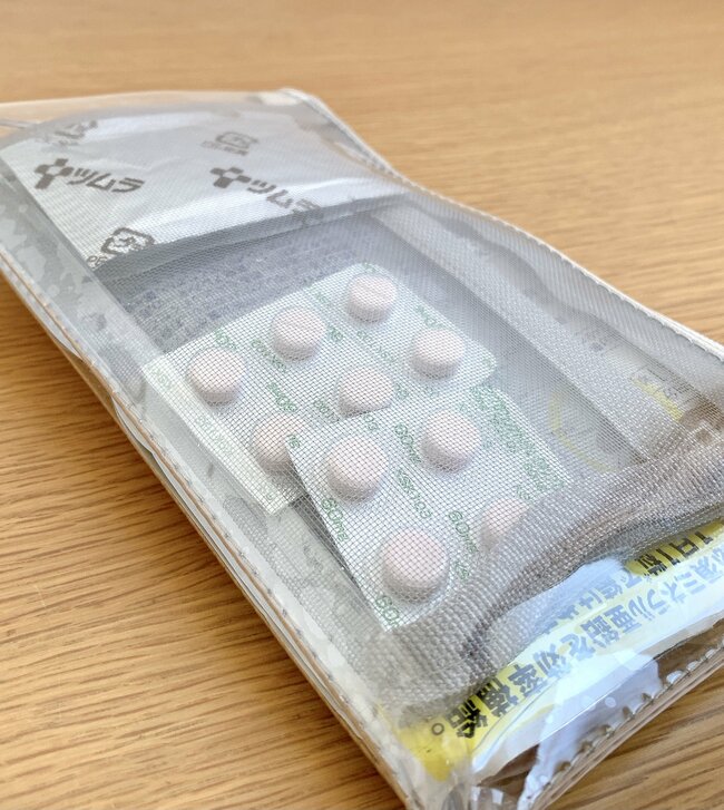 お薬手帳や診察券40枚がまるっと入る！ダイソーの「ぺたんこポーチ」色違いで3つも買っちゃった！【購入レビュー】