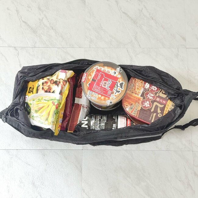「店頭で見つけて即買い」3COINSの“めちゃ軽ショルダーバッグ”1泊分の荷物が入って便利！「くしゅっとしまえる」「色違いも購入しよう」《購入レビュー》