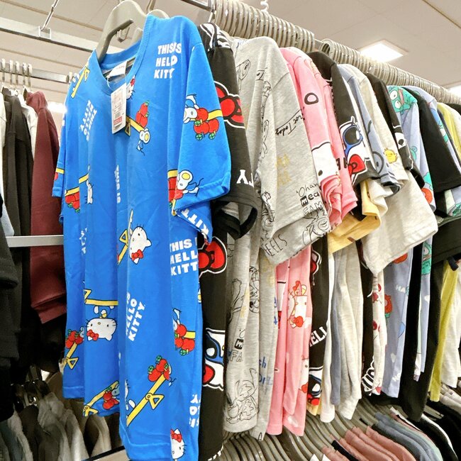 こんなキティちゃん、見たことない…！しまむら×サンリオの「古着っぽトップス」1枚着るだけで大人かわいいんです！