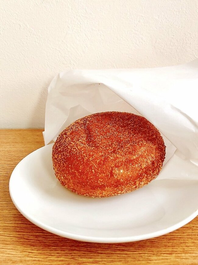 「コンビニ侮れねぇ」「開発してくれた方ありがとう」セブンの“お店で揚げたカレーパン”カリッカリの生地がウマすぎる！「3日間ぐらいは連続で食べてる」