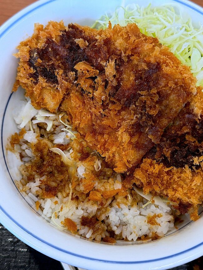 「安定の美味しさ」「マジで幸せの一杯」かつやの“ボリューム満点どんぶり”お肉たっぷりで食べ応えがすごい！「舐めてた、腹パンパン」