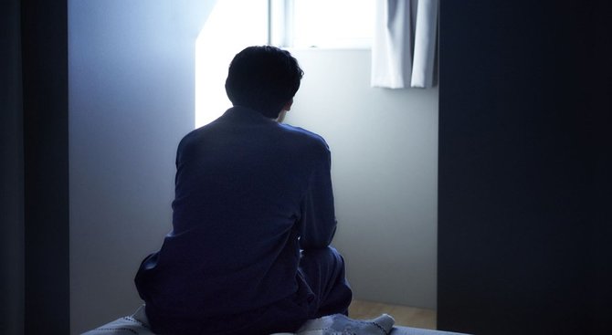 狭い部屋の男性