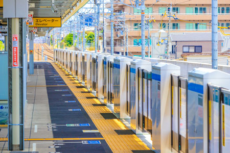 ホームドアは本来、視覚障害者などがホームに転落したり、電車に接触する事故を防ぐために導入されているものです。