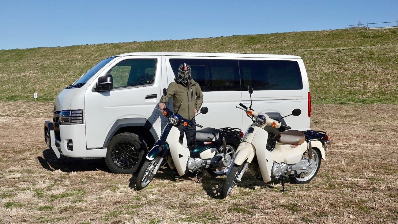 2012年にフルモデルチェンジし、2022年にマイナーチェンジされた「スーパーカブ110」（写真左）新基準原付として2025年に登場した「スーパーカブ110 Lite」（写真右）