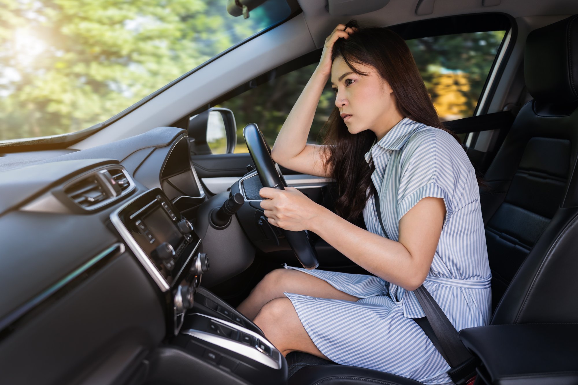 運転する女性の画像