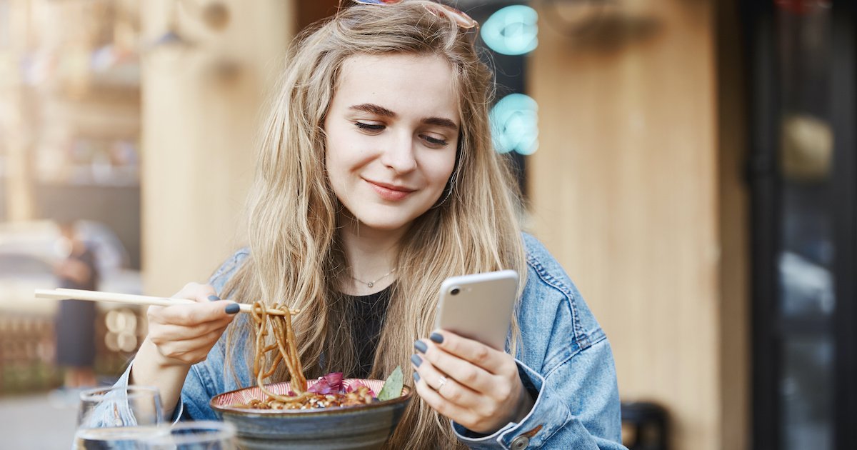 そば屋でスマホをいじる人は文章が書けない?