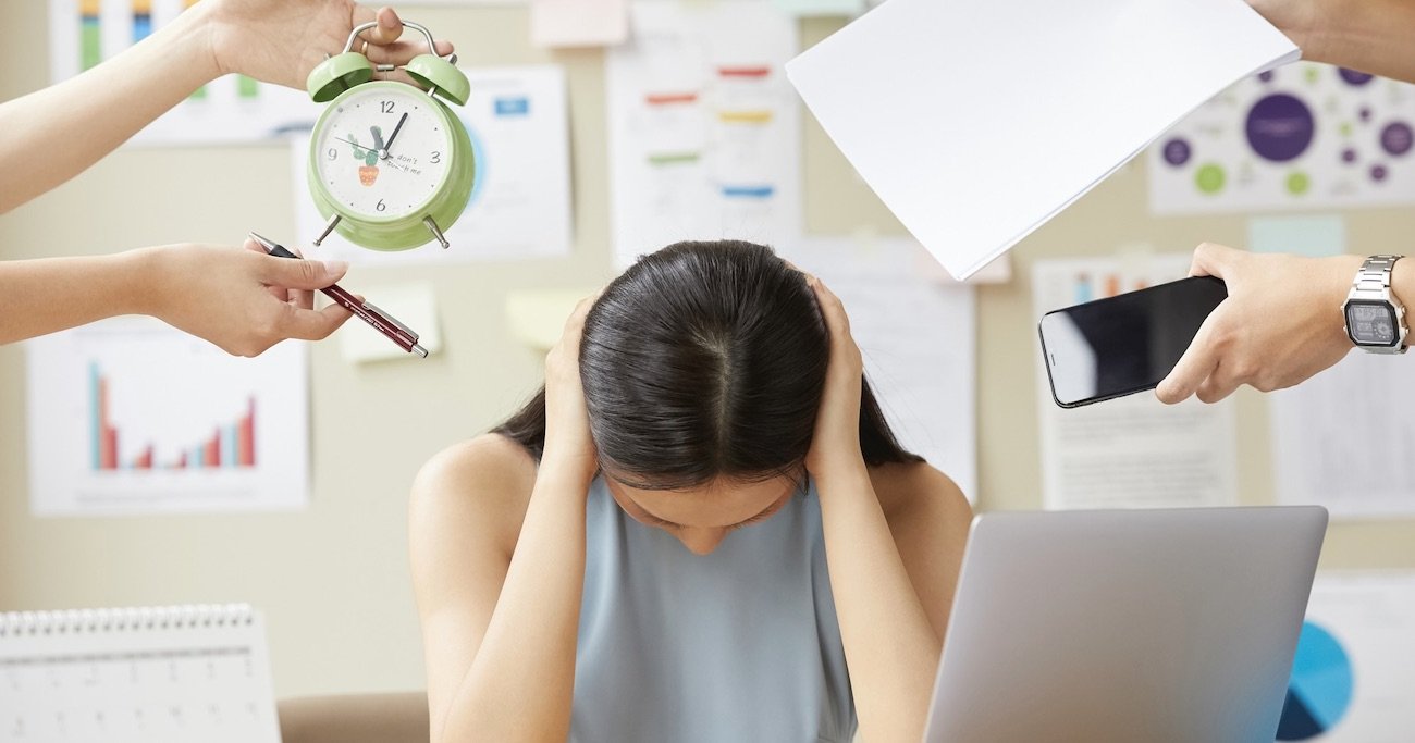 ストレスに悩む女性のイメージ写真