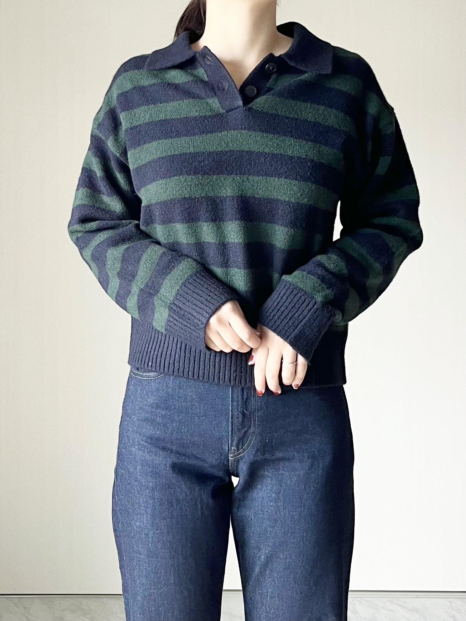 2490円→1990円に値下げ中!GUの“もちもちニット”肌ざわりが気持ちいいし、パンツコーデで大活躍!「甘すぎないデザイン」「これを着ていると好評です」