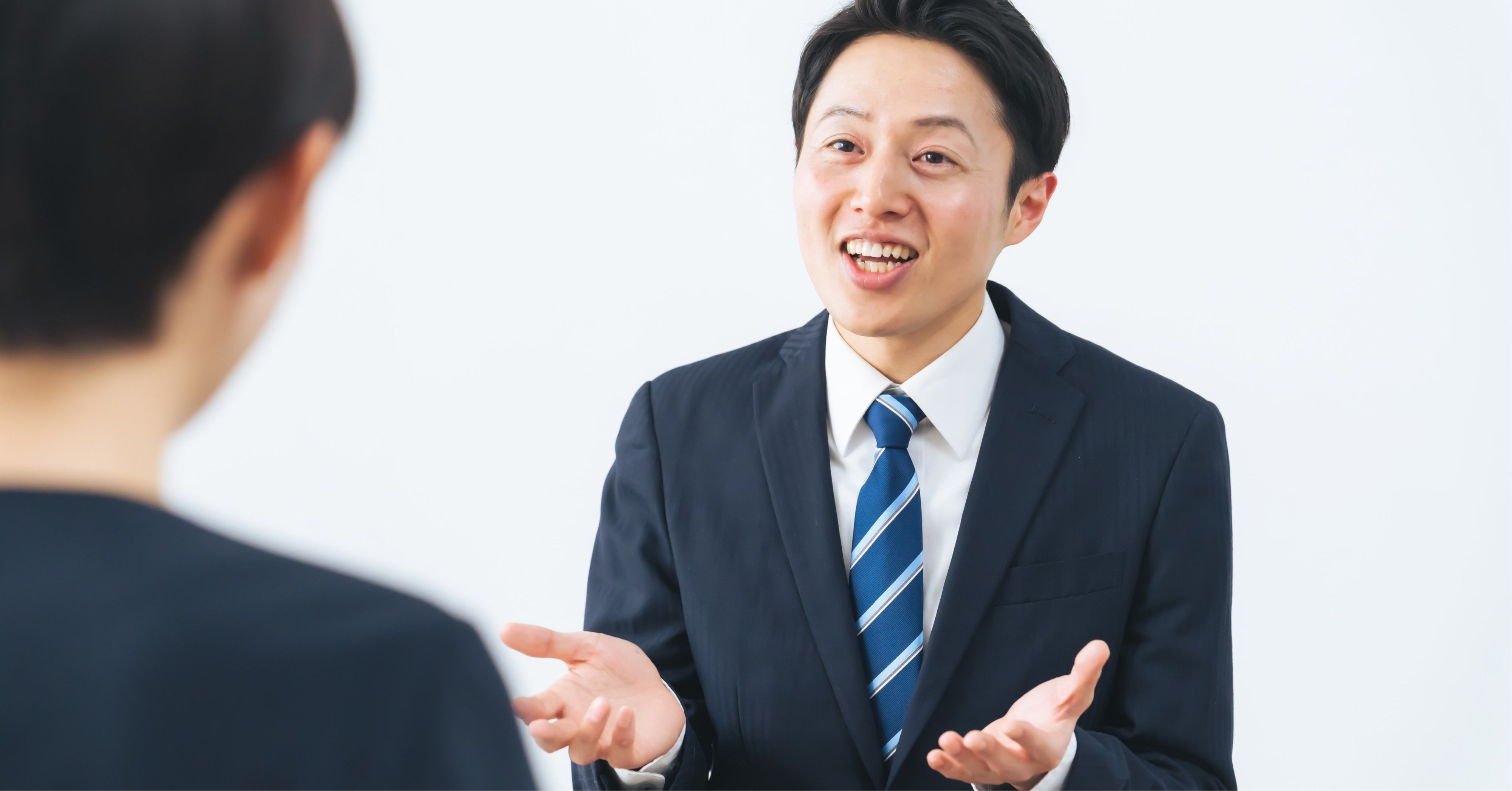 面接を受ける男性