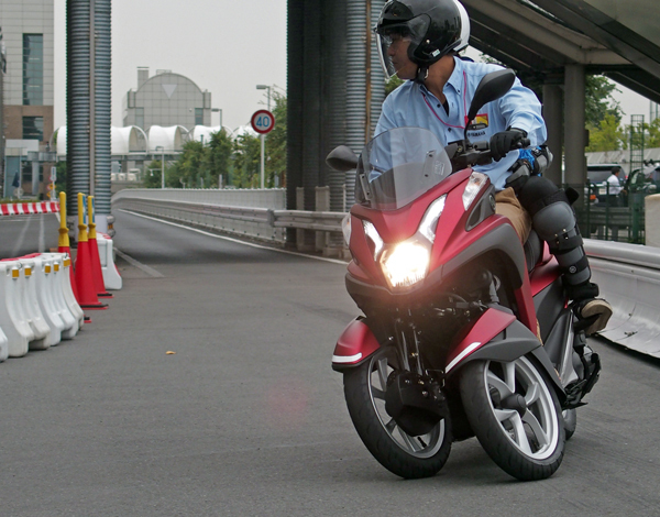 新感覚というより 違和感のなさにオドロキ 三輪スクーター ヤマハ トリシティ に試乗した 消費インサイド ダイヤモンド オンライン