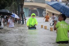 アップル最大のiPhone生産拠点、中国の洪水で被害