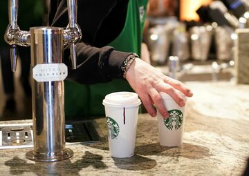 米スタバ、環境に優しい紙コップを試験導入