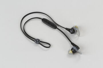 1万円台BTイヤフォン、スポーツ向けで汗に強く音もイイ