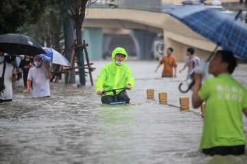 アップル最大のiPhone生産拠点、中国の洪水で被害