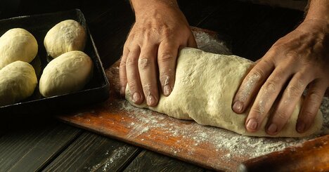 かぶりついた瞬間、えっ…不毛の荒野で食べた「奇跡の食パン」のウマさがケタ違いだった！