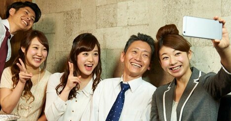 酔った顔は撮らないで！忘年会で周りの人を撮りまくる若手に嫌悪感→注意していい？放置すべき？