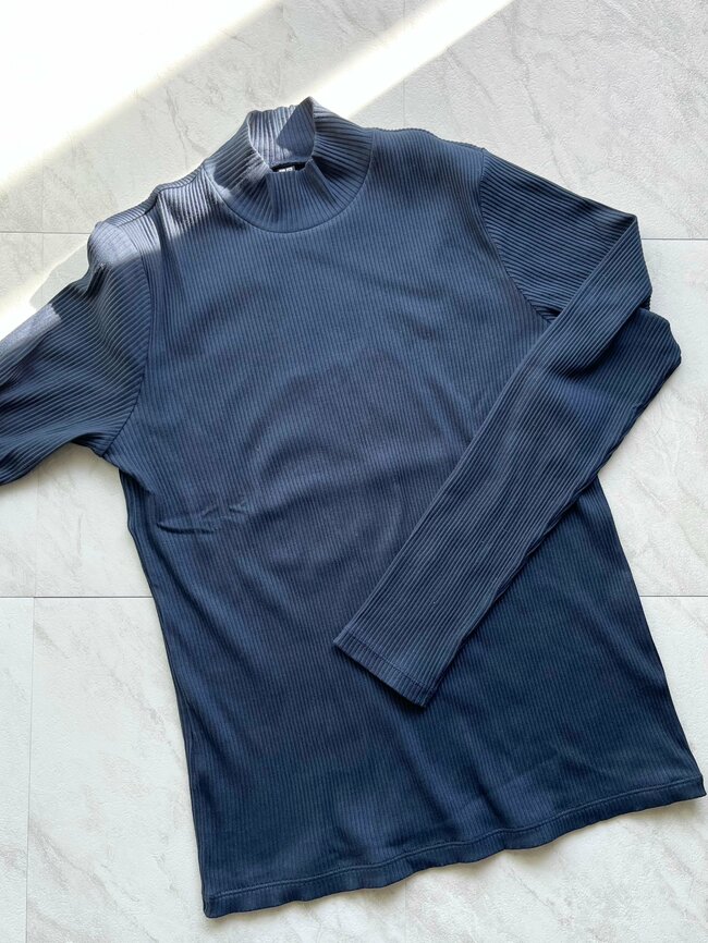 「色違いで5枚買った」ユニクロの“着回しトップス”楽ちんなのに高見えして何枚も欲しくなる!「細見えします!」「毎年購入してる」