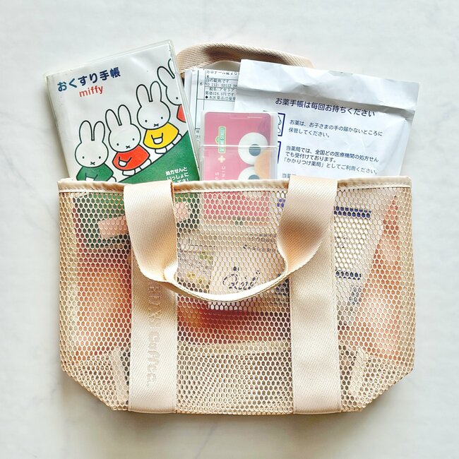 ペットボトルや長財布が入って便利！コメダ珈琲の“めちゃ軽ミニバッグ”が夏のお出かけに手放せない《購入レビュー》