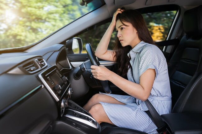 運転する女性の画像